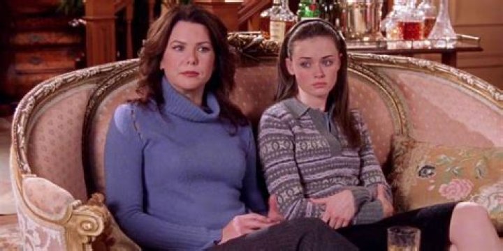 Lorelai and Rory in Gilmore Girls sitting on the couch