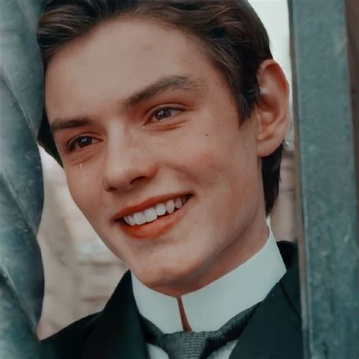 Louis Partridge's profile Age, height, family, movies and TV shows of