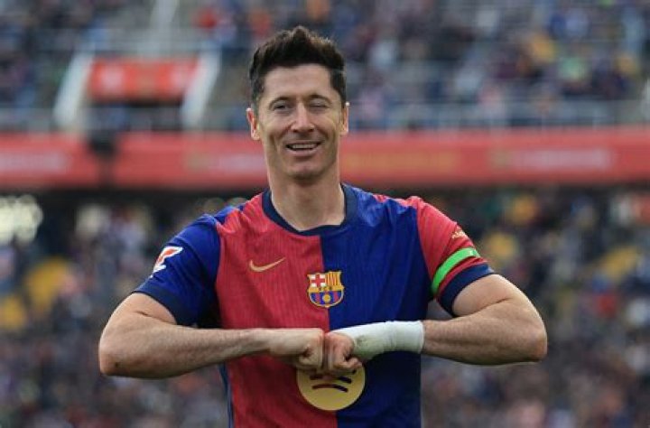 Lovely photo of Robert Lewandowski with his daughter. Dad proud...