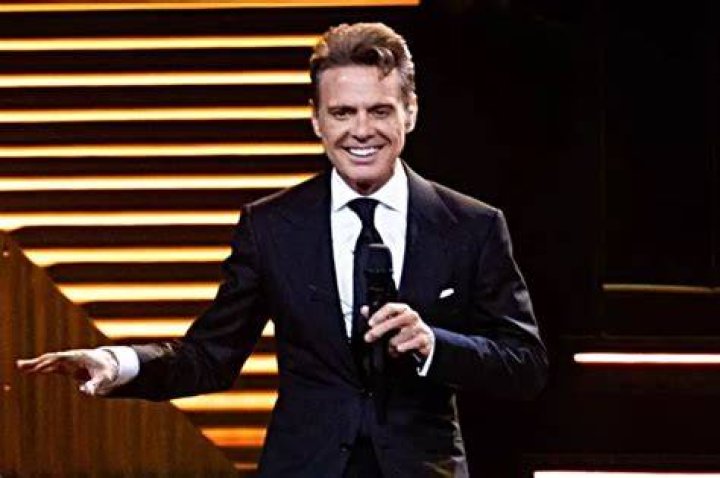 Luis Miguel recibe sospechoso regalo durante concierto