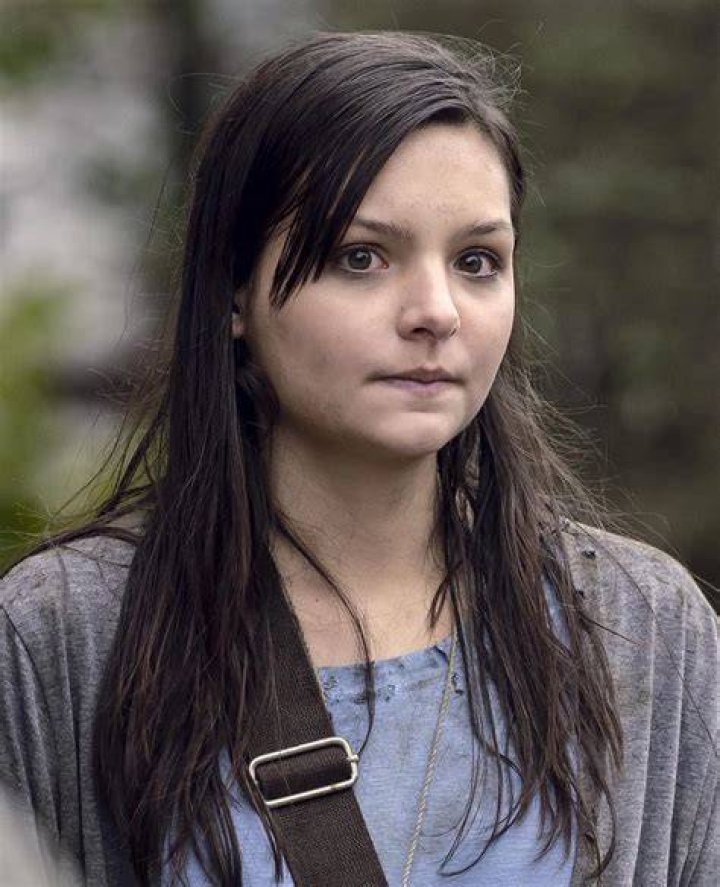 Lydia from The Walking Dead with cuts on her face 