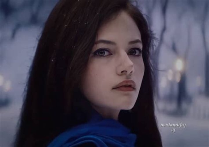 Mackenzie Foy as Jo Green at a ranch in Black Beauty