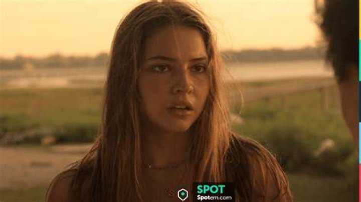 Madelyn Cline as Sarah Cameron in Outer Banks Season 2