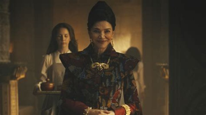 Makee stands in her Covenant garb in Halo