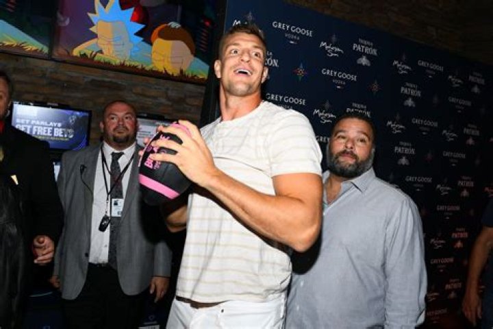 “Man That Was Ugly”: Fans Hail Rob Gronkowski the ‘New Terry Bradshaw’ After NFL
Legend-Turned-Analyst Makes Hilarious Blunder On Live TV