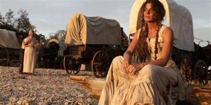Margaret Dutton (Faith Hill) sitting by a wagon in 1883