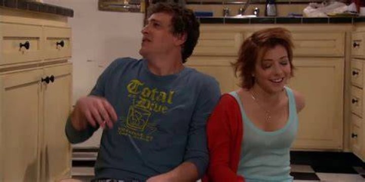 marshall and lily on the kitchen floor on how i met your mother