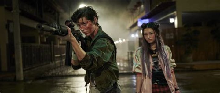 Mary Elizabeth Winstead and Miku Martineau in Kate
