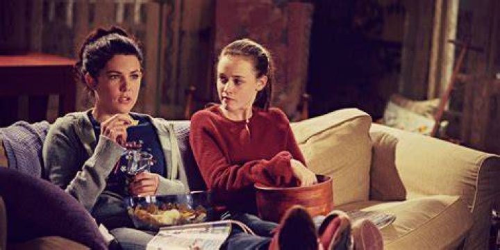 Max and Lorelai watching TV with Rory on Gilmore Girls