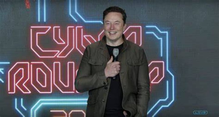 Meet Elon Musk's NEW 24YearOld Girlfriend YouTube