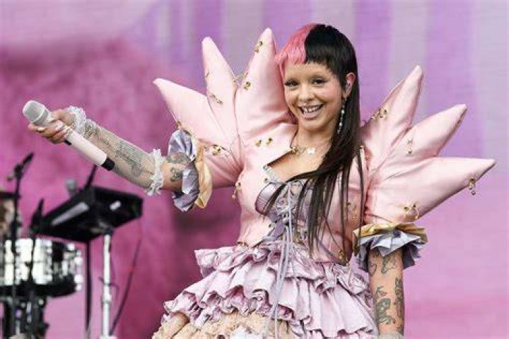 Melanie Martinez AI photos dump