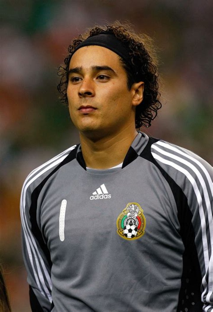 Memo Ochoa se corta los rizos y causa sensaci&oacute;n en las redes