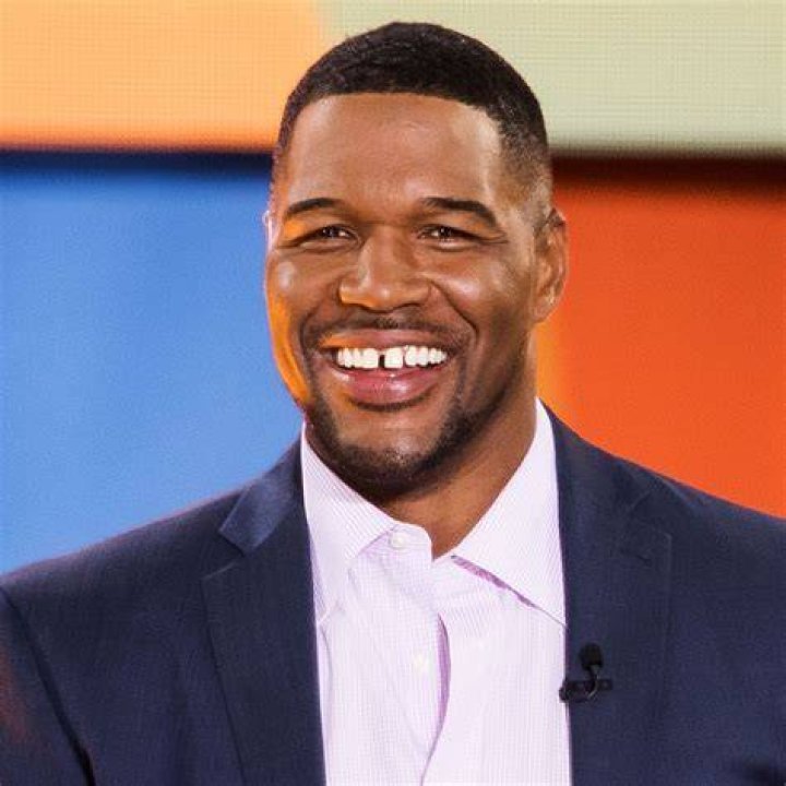 Michael Strahan Shows Plenty of PDA With BikiniClad Girlfriend Kayla