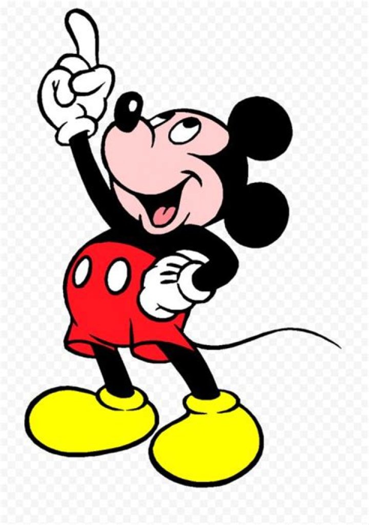Mickey pointing to something at court in The Lincoln Lawyer season 2