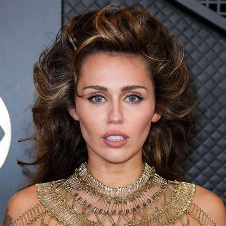 Miley Cyrus is like a seductive goddess in the eyes of viewers