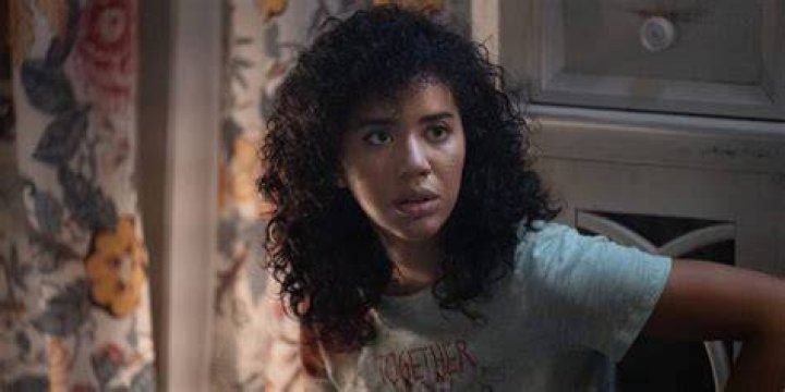 Mindy looking alarmed in Scream.