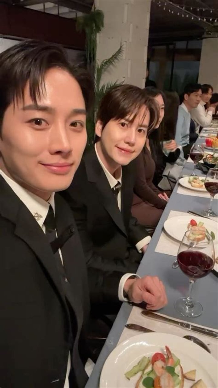 Moon Se-hoon and Shin Ji-yeon on Single's Inferno looking down and smiling