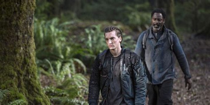 Murphy Leads Jaha To Wells Grave In The 100 Season 2