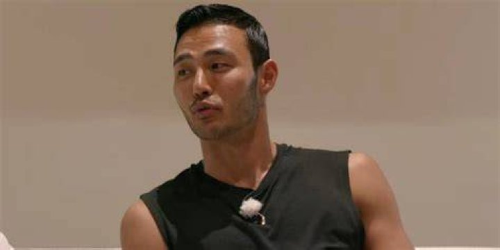 Oh Jin Taek talks to someone off camera on Single's Inferno