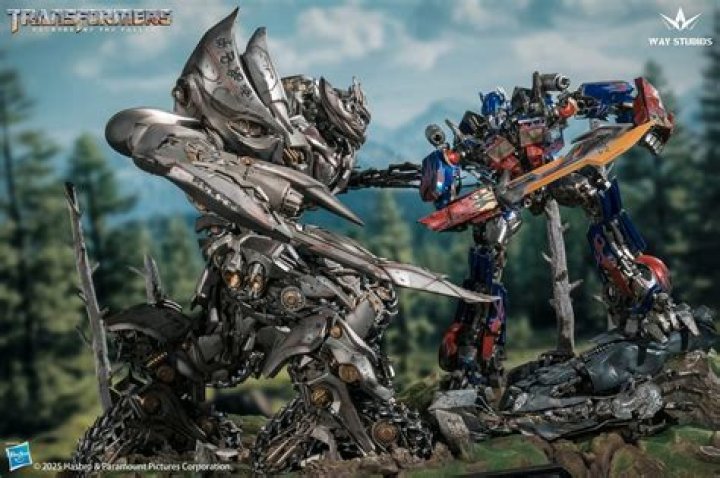 Optimus and Megatron wrap Ultra Magnus in Christmas lights