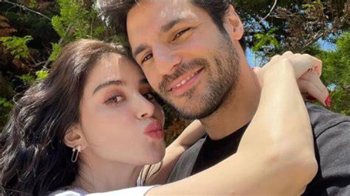 &Ouml;zge G&uuml;rel ve Serkan &Ccedil;ayoğlu nişanlandı samdan