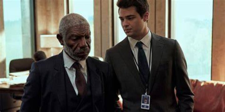 Owen (Noah Centenio) and Walter (Vondie Curtis-Hall) in an office The Recruit