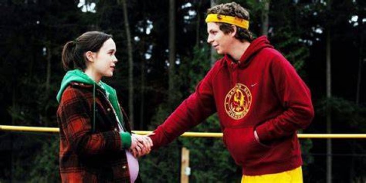 Paulie holding Juno's pregnant belly