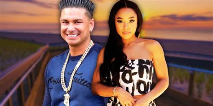 Pauly D and Nikki on Jersey Shore: Family Vacation toasting each other smiling