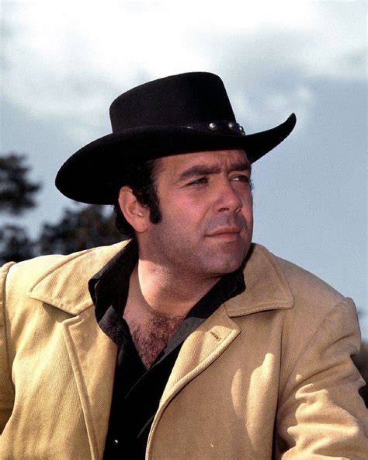 PERNELL ROBERTS IN THE TV WESTERN "BONANZA" 8X10 PUBLICITY PHOTO (AA301)
