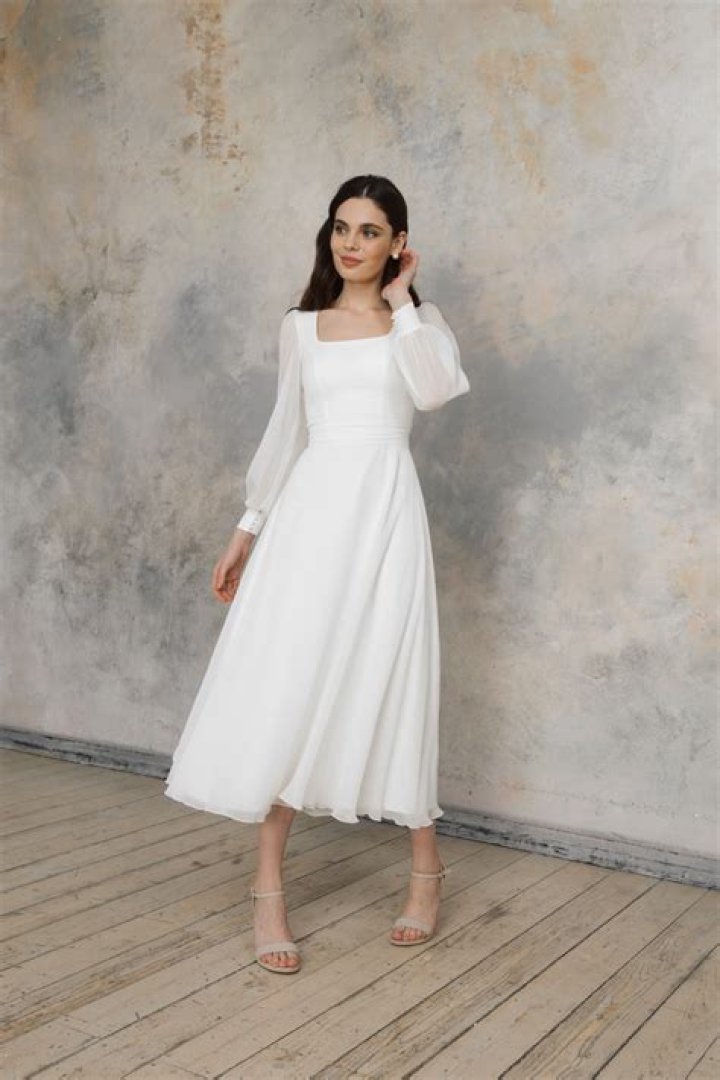 Puff-sleeved midi with square neckline and thigh slit
