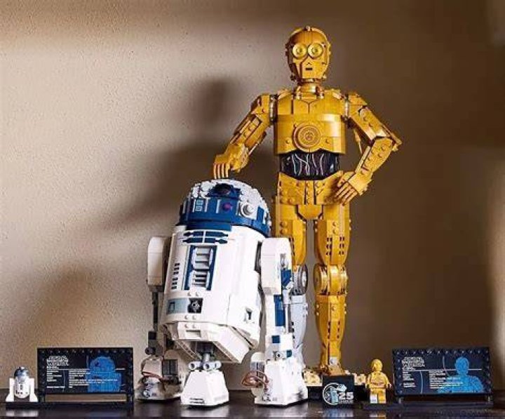 R2-D2, Luke Skywalker, and Grogu in Mandalorian