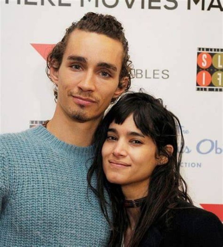 Robert Sheehan Height, Age, Girlfriend, Family, Biography & More