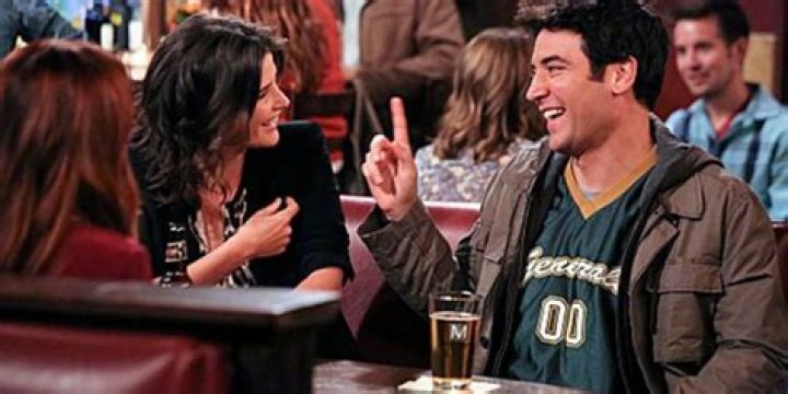Robin and Ted sitting at the pub and laughing on HIMYM