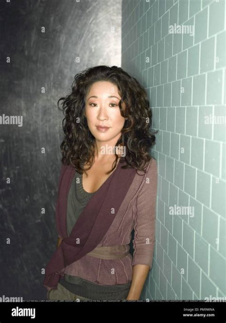 Sandra Oh as Cristina Yang and Ellen Pompeo as Meredith Grey in Grey's Anatomy season 3 episode 17-1