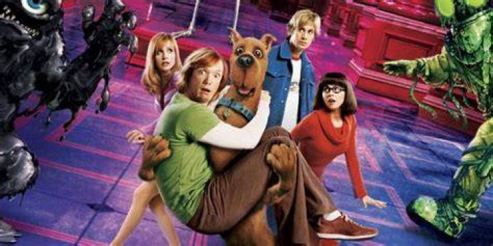 Scooby carries Shaggy in front of the rest of Mystery Inc in Scooby Doo Monsters Unleashed