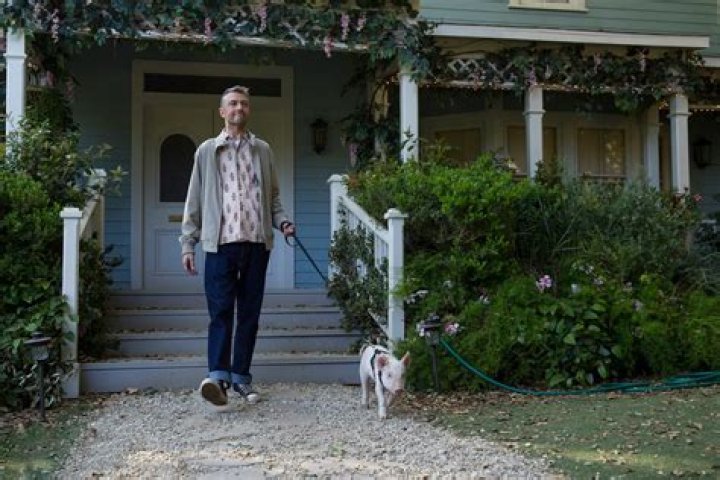 Sean Gunn as Kirk Gleason standing in front of shelves on Gilmore Girls