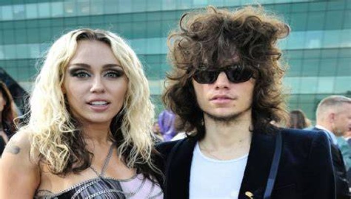 See Miley Cyrus and Boyfriend Maxx Morando Share Steamy Kiss