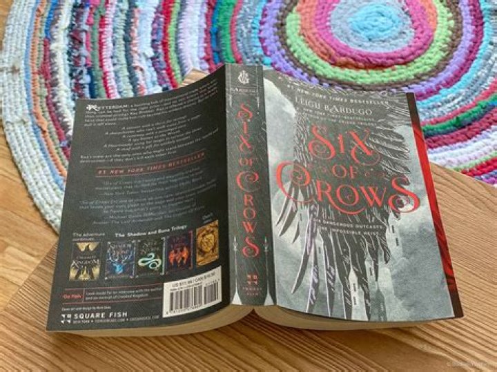 (Six of Crows &) Shadow and Bone (The Grisha Trilogy) / Grishaverse