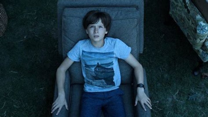Skylar Gaertner as Jonah Byrde, Jason Bateman as Marty Byrde, Sofia Hublitz as Charlotte Byrde, and Laura Linney as Wendy Byrde in Ozark