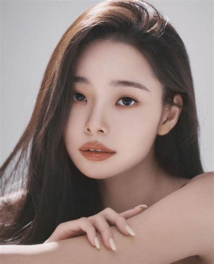 Song Ji-A on Single's Inferno giving intense look to castmate