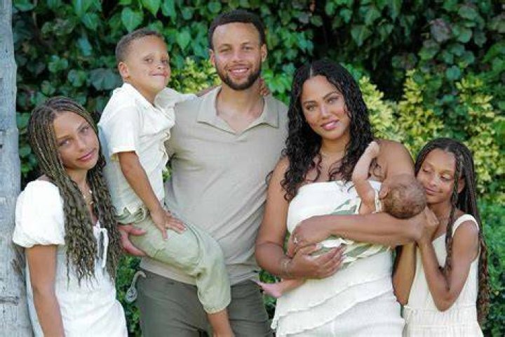 Stephen Curry, Who Trains Over 6 Hours a Day, Admits to What He Cooks for His
Kids When Wife Ayesha Is Out