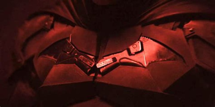 The Batman Director Debunks Batsuit Theory That Gun Killed The Waynes