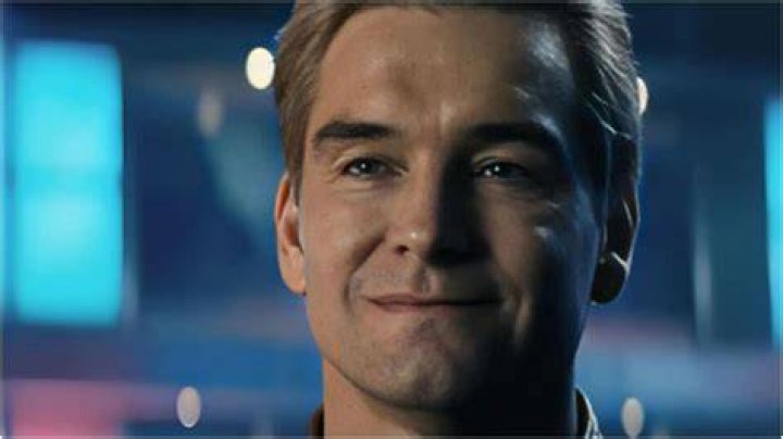 The Boys lead Antony Starr flies onto the scene in full Homelander