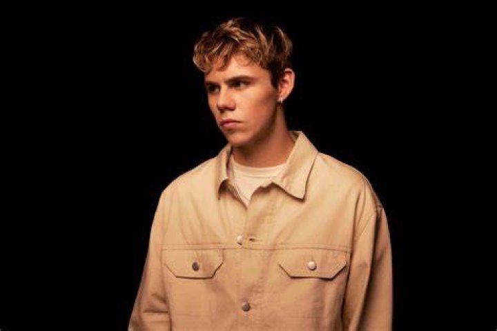The Kid Laroi's net worth, age, girlfriend, full name, songs, height