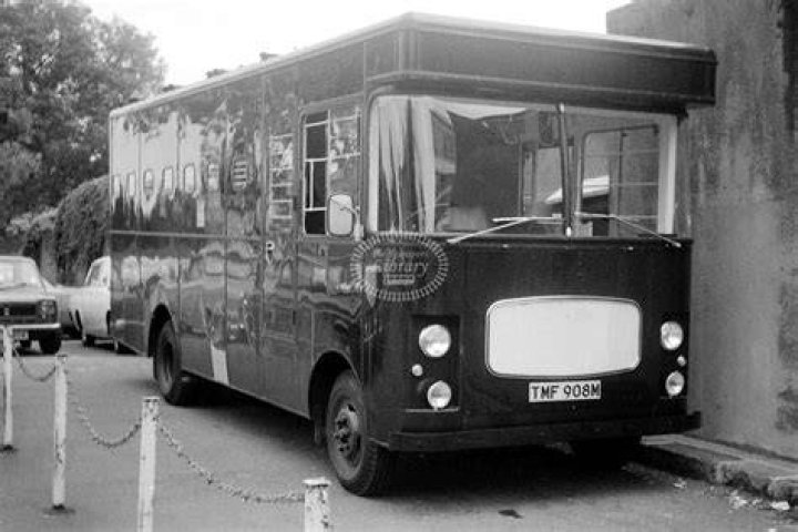 The Transport Library METROPOLITAN POLICE FORD TRANSIT MINIBUS JHV 98W