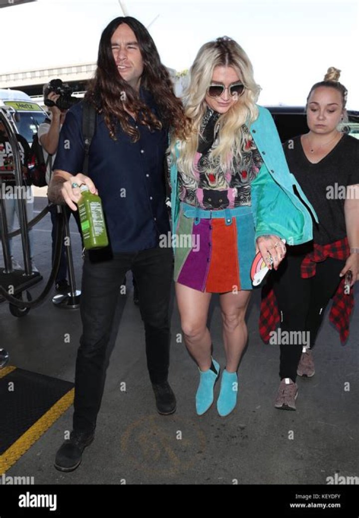 The Truth About Kesha's Relationship With Her Boyfriend Brad Ashenfelter