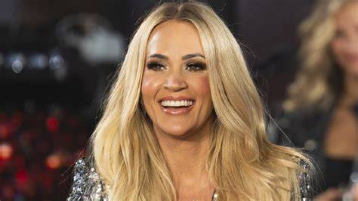 This Tinsel Smoky Eye Is Perfect for Holiday Parties