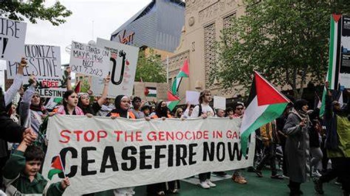 Thousands demonstrate for peace in Gaza