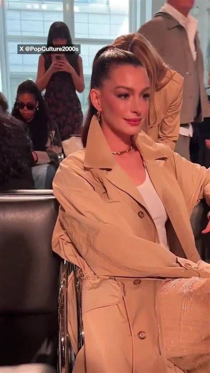 TikTokker Shares 2 Looks to Show Why Boys Don't Look at Her on Campus, Netizens Left in Stitches