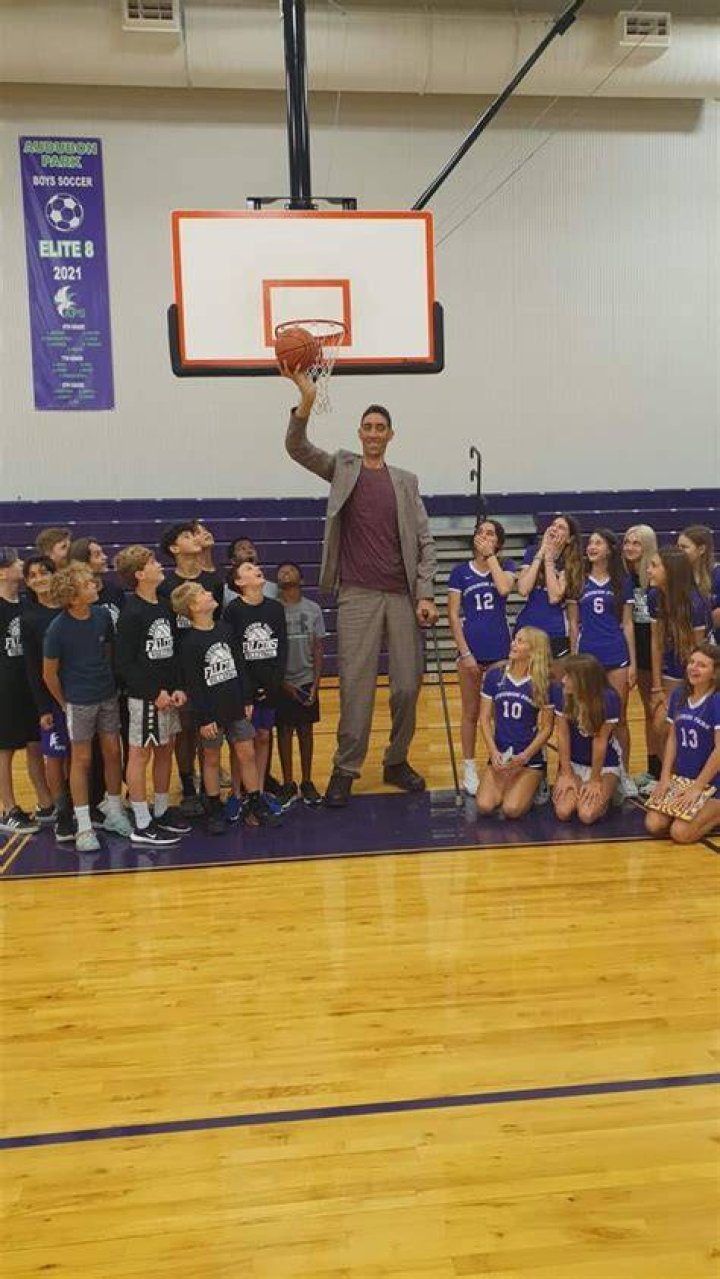 Too Tall man Towers over Triplet Comedians!